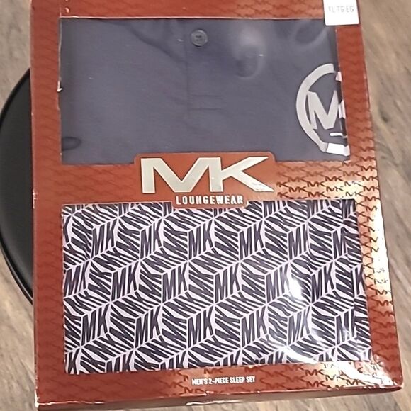 Michael Kors Logo Boxed Loungewear Gift Set - Picture 2 of 7